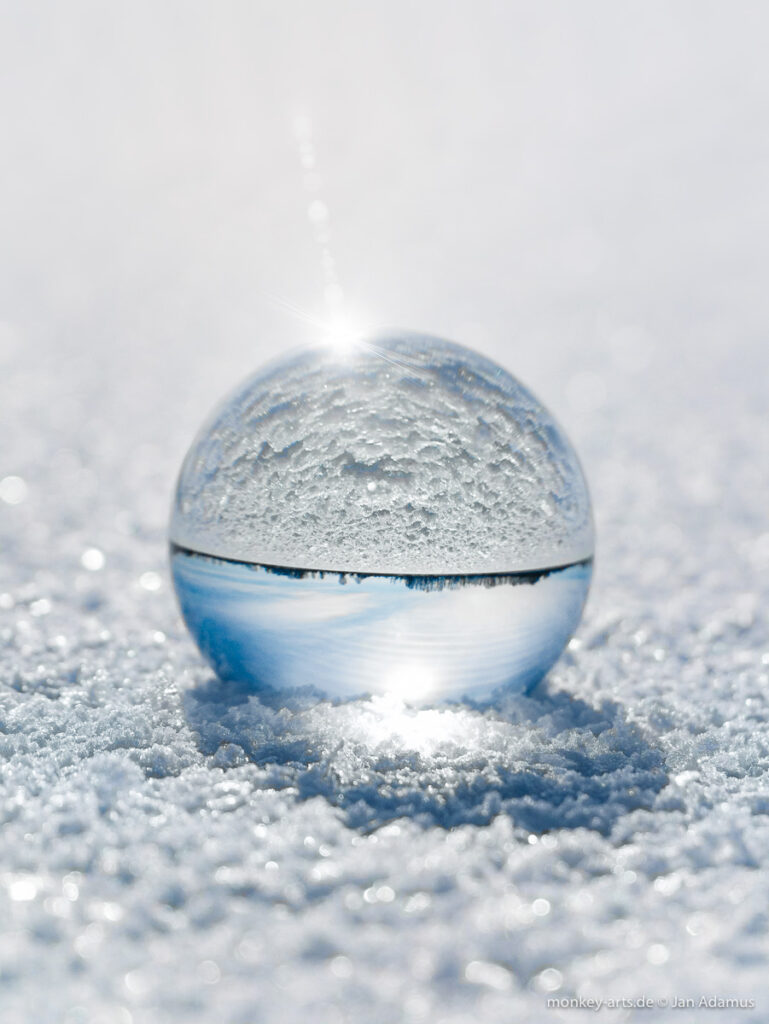 Glassorb / Glaskugel im Schnee